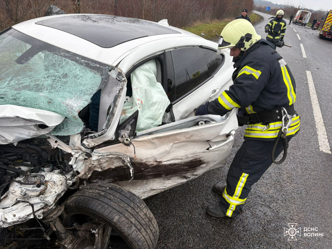 На Волині - жахлива ДТП: рятувальники розрізали авто, щоб дістати заблокованих водіїв