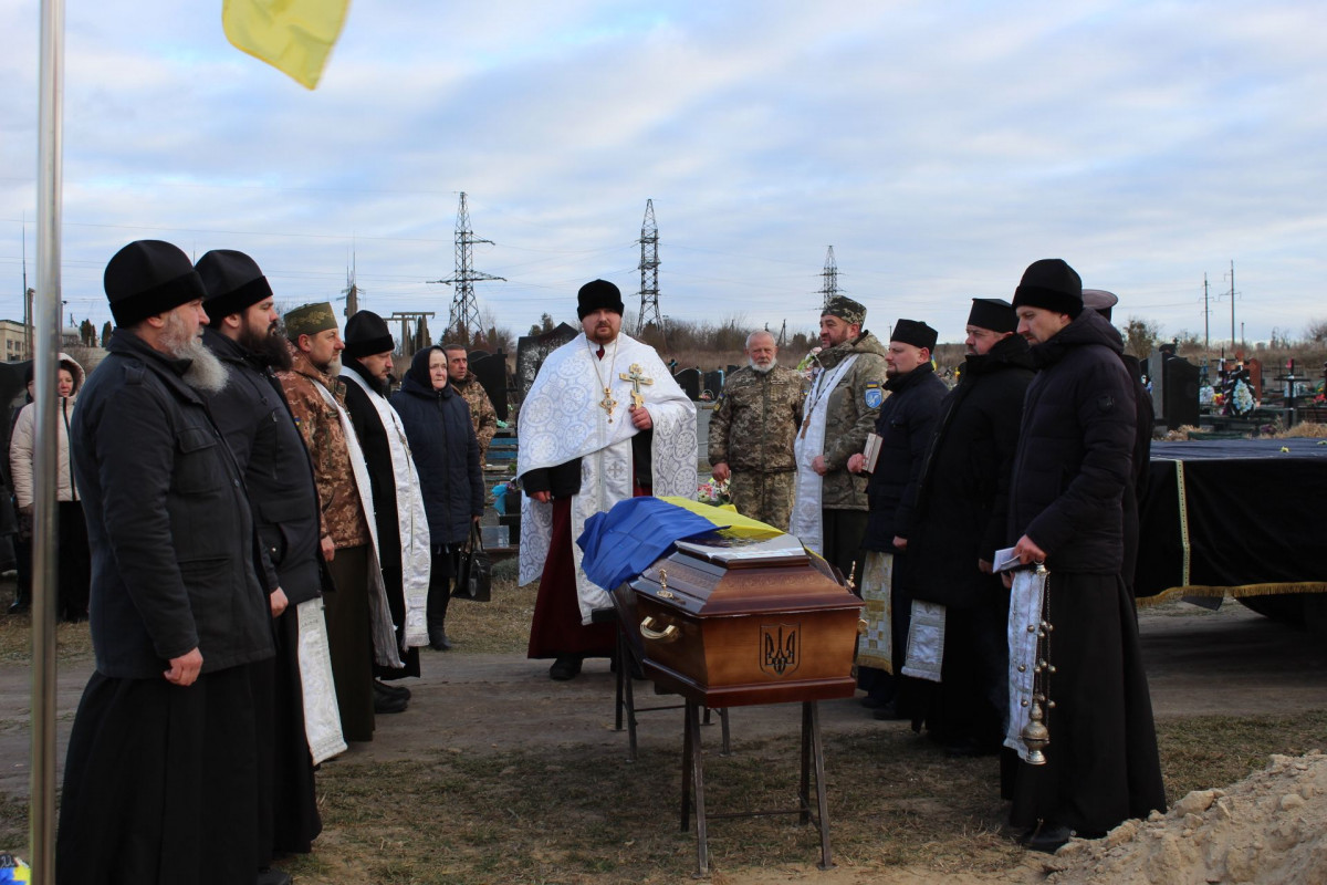 Весільний коровай розділили на кладовищі: на Волині попрощались з Героєм Павлом Бурцем