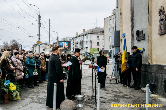 «Він ніколи не думав про себе й не скаржився»: у Луцьку відкрили меморіальну дошку на честь бойового медика Романа Ткача