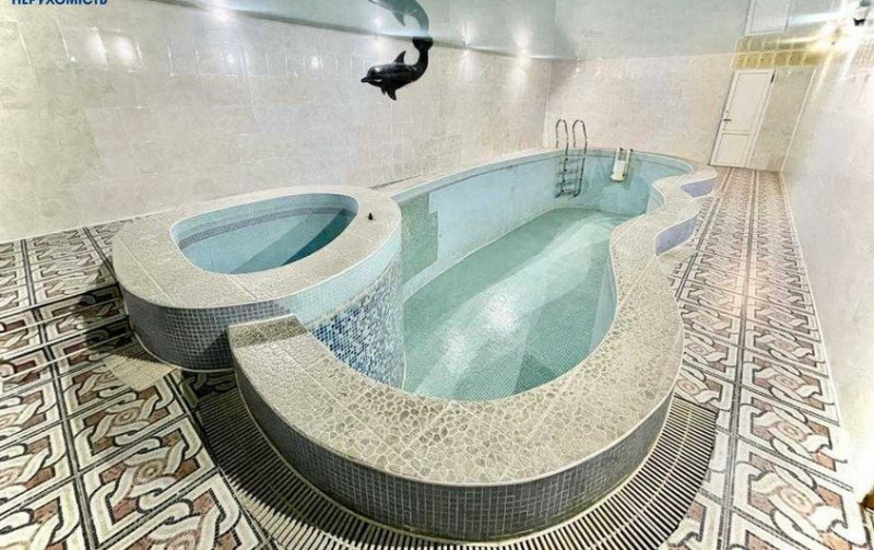 Біля лікарні у Луцьку продають приміщення з басейном за понад 4 мільйони