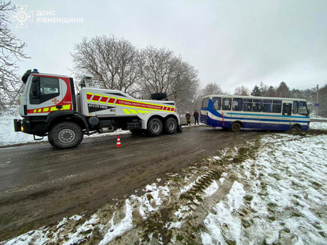 На Рівненщині автобус з пасажирами застряг у болоті