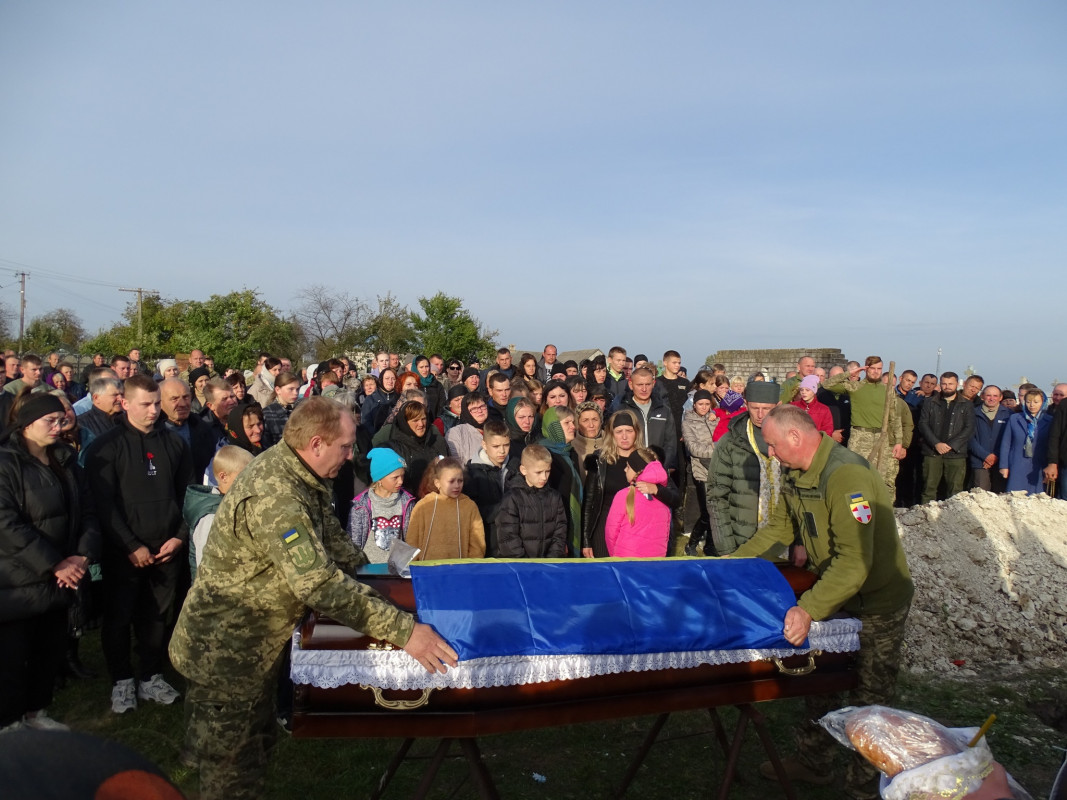 16 місяців чекали на тіло Героя: на Волині все село прийшло на поховання багатодітного батька Ігора Кузьмюка