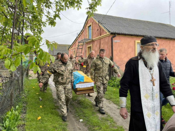 Плакало небо та люди: у Рожищенській громаді провели в останню дорогу загиблого Героя