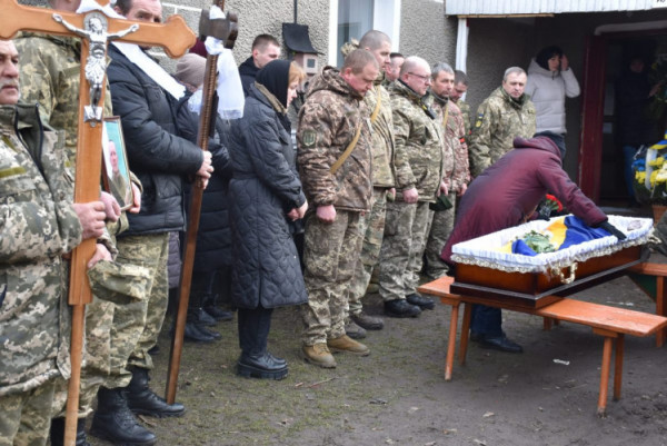 Помер внаслідок важких поранень біля Бахмута: на Волині попрощалися із солдатом Олексієм Аврамуком