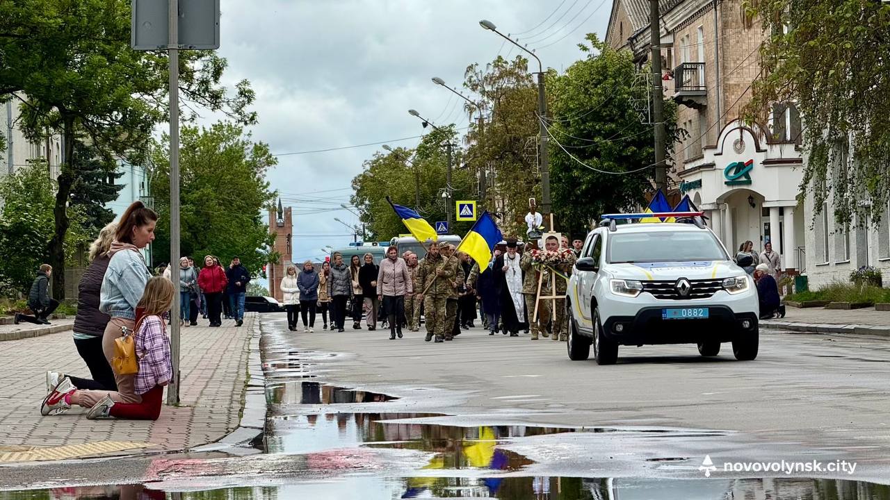 Двоє дітей без батька, дружина без опори: на Волині попрощалися з Героєм Максимом Єгоровим