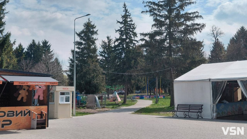 Які атракціони працюють у центральному парку Луцька та яка вартість квитків?