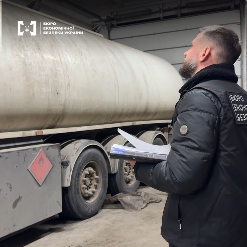 На Волині викрили злочинну групу, яка виготовляла та продавала фальсифіковане пальне