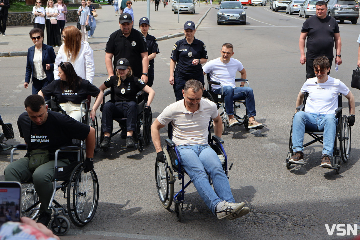 У центрі Луцька посадовці вчилися долати бордюри у кріслах колісних. Фото