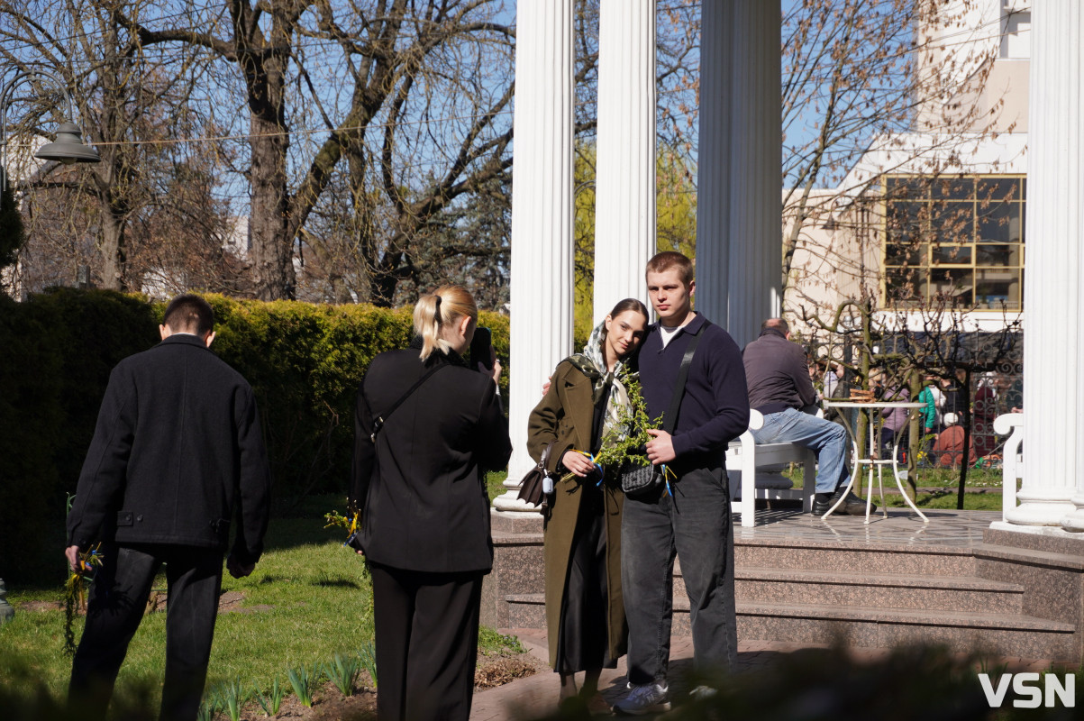 Сотні вірян прийшли освячувати вербу у головний собор Луцька. Фоторепортаж