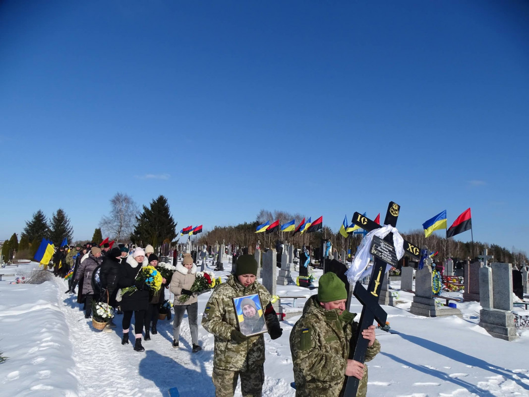 Понад рік родина жила між надією і болем: на Волині попрощалися з воїном Романом Махнюком