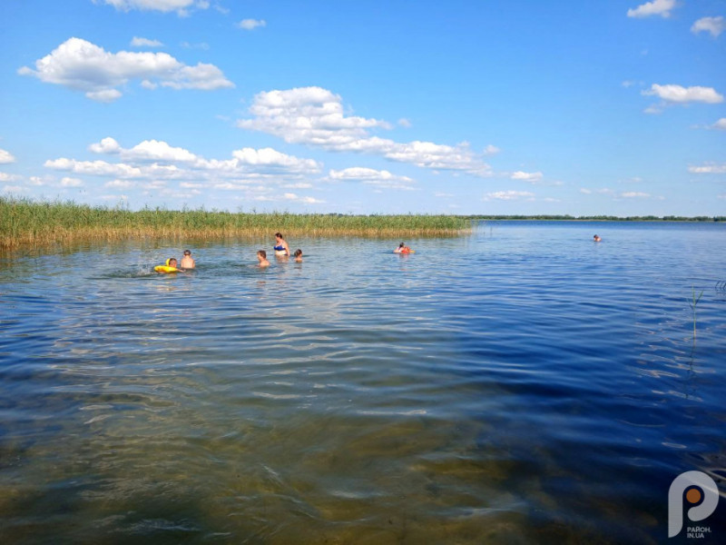 Курортний сезон на Волині: як відпочивають біля мальовничого озера Пісочне