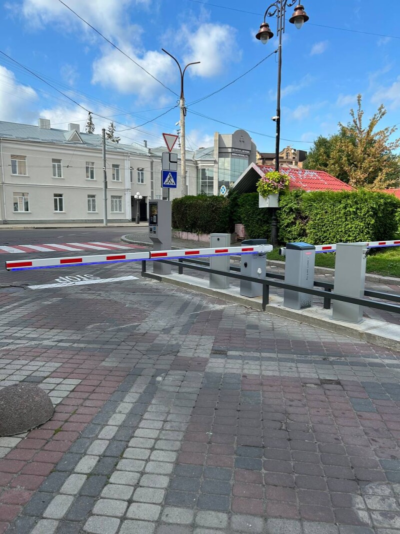 У центрі Луцька з’явилася сучасна парковка на 44 місць та тарифом 30 грн за годину