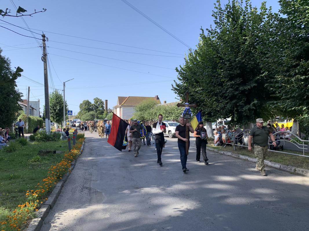 Овдовіла дружина, без батька залишилися донечка: на Волині в останню дорогу провели Героя Миколу Комарова