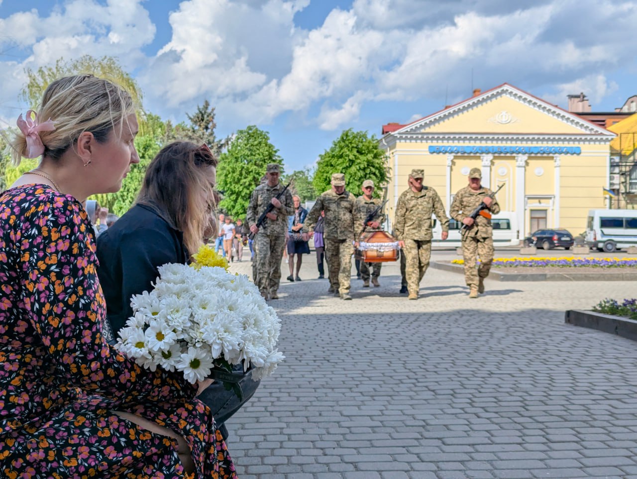 Волиняни попрощалися з 32-річним снайпером Максимом Ткачуком, який загинув на Луганщині