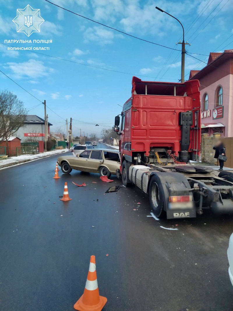 Подробиці аварії у Луцьку, у якій зіткнулися вантажівка і «форд»