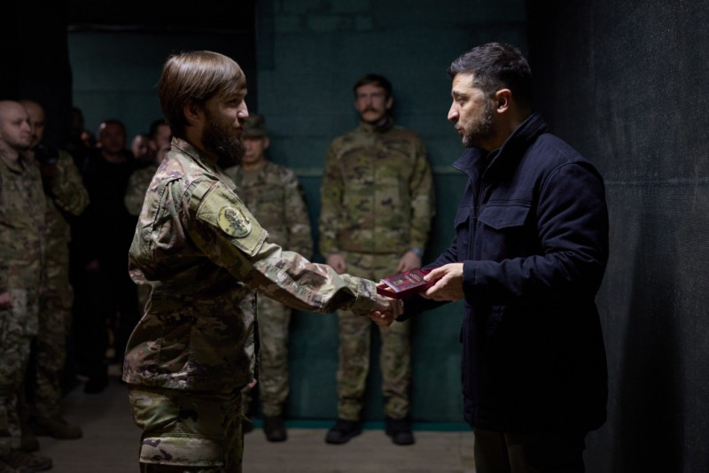 Зеленський відвідав воїнів «Азову» на Донеччині та нагородив захисників