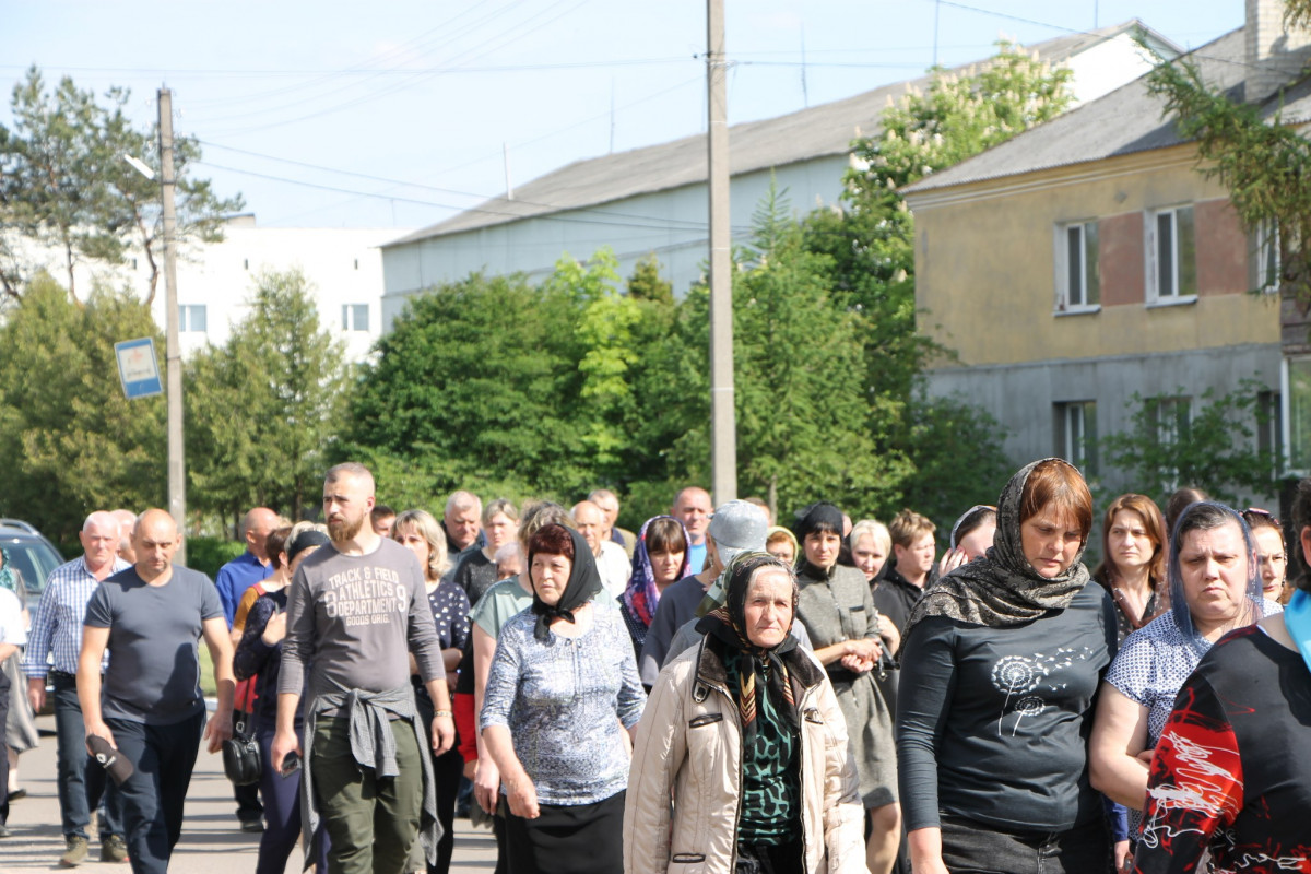 Дві донечки ніколи більше не побачать татка: напередодні Великодня на Волині попрощались з Героєм Олександром Муковським