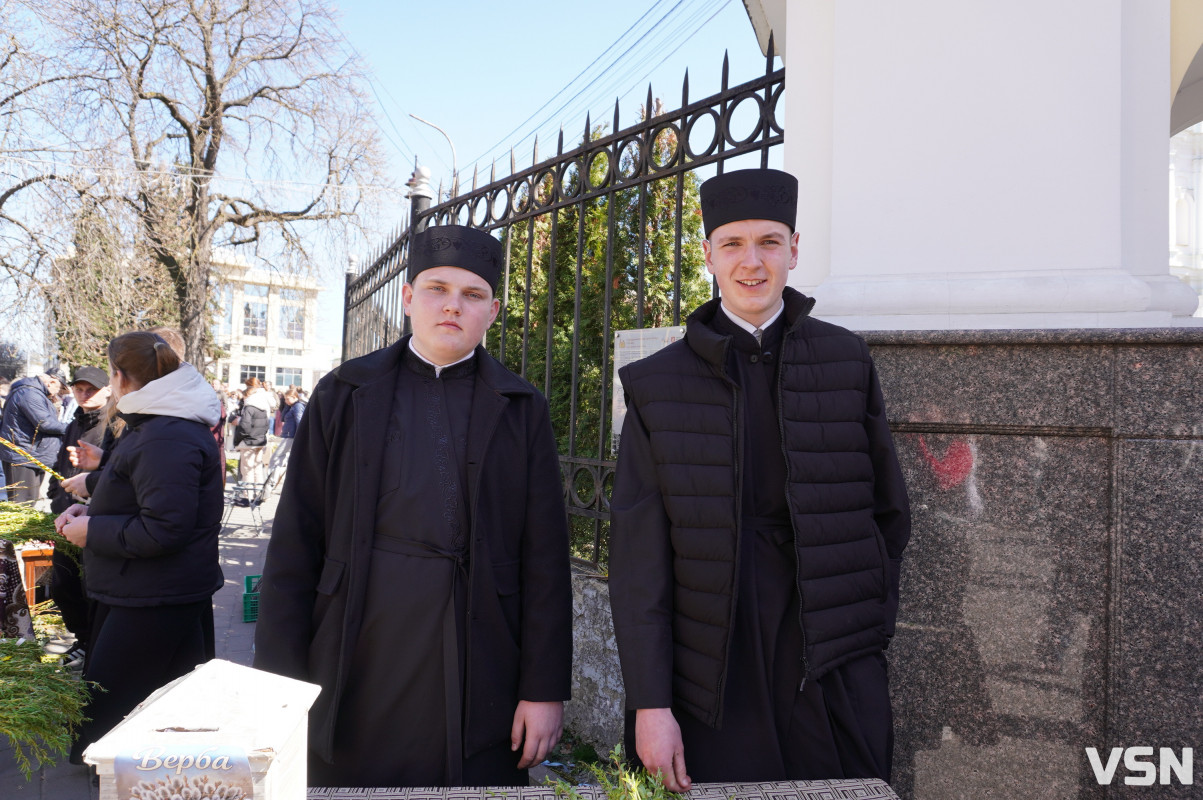 Сотні вірян прийшли освячувати вербу у головний собор Луцька. Фоторепортаж