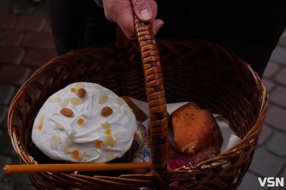 Як у Луцьку освячують Великодні кошики? Фоторепортаж