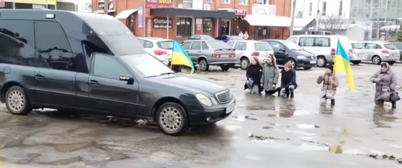 Не за таких обставин мав би повернутися Герой: на Волині зустріли загиблого Олександра Ткачика