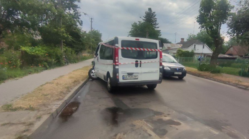 У Луцьку бус влетів у стовп і перекинувся, водій був п'яний