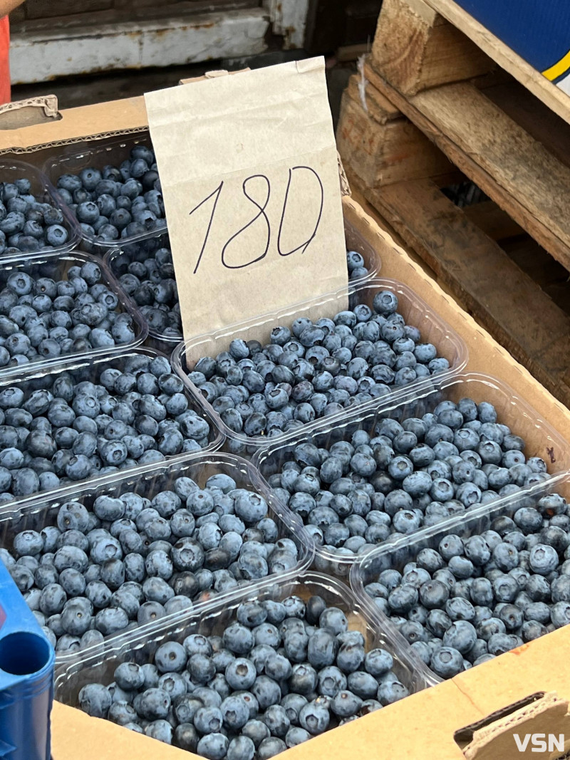 Від 90 гривень за пів літра: скільки коштує лохина у Луцьку