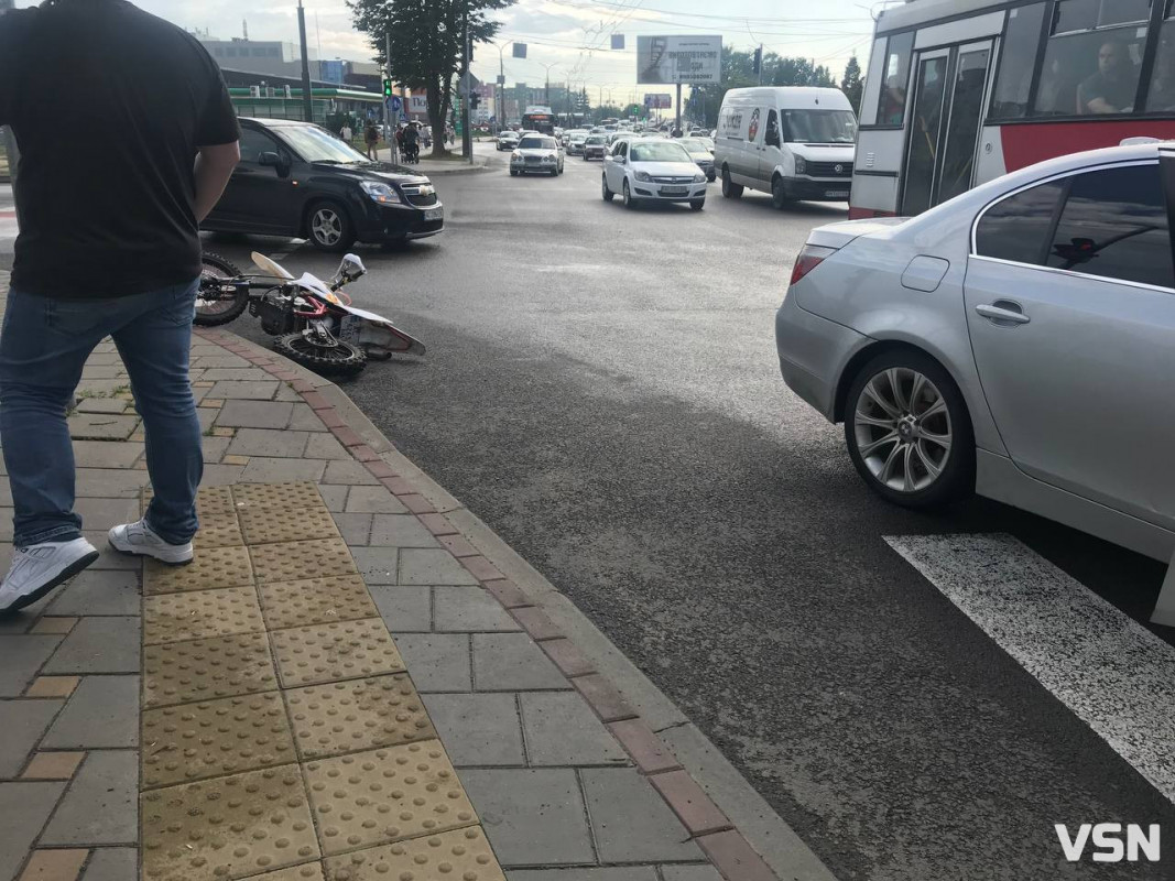 У Луцьку на пішохідному переході зіткнулися БМВ та скутер