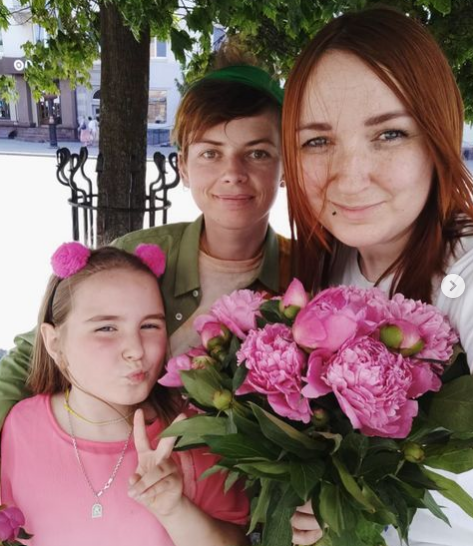 У центрі Луцька 7-річна дівчинка продавала квіти, щоб допомогти ЗСУ