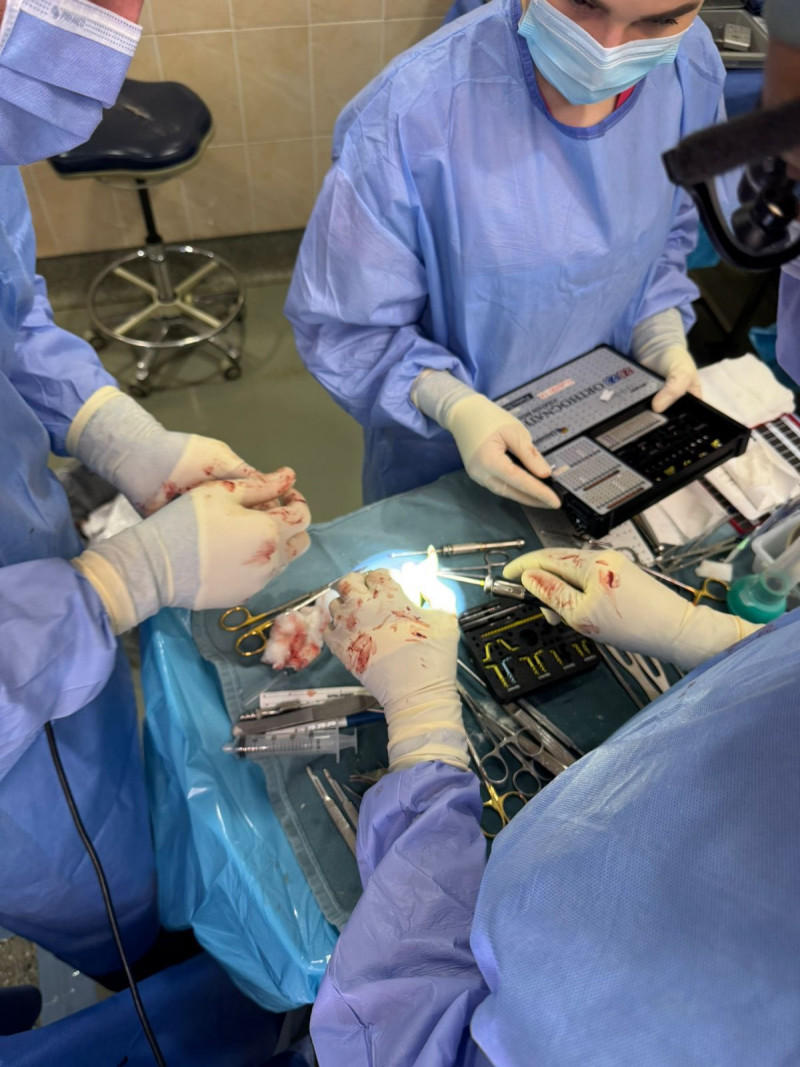 У Волинській обласній лікарні канадські хірурги безкоштовно прооперували поранених військових