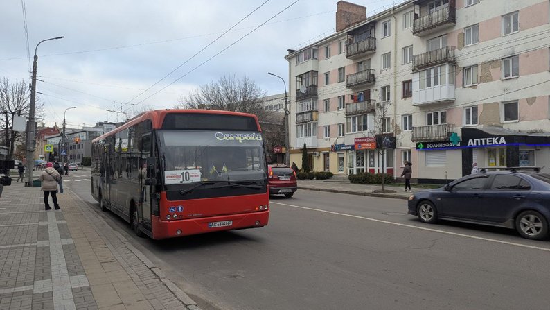 «Хочу подарувати людям радість»: водій луцької маршрутки дивує пасажирів подарунками