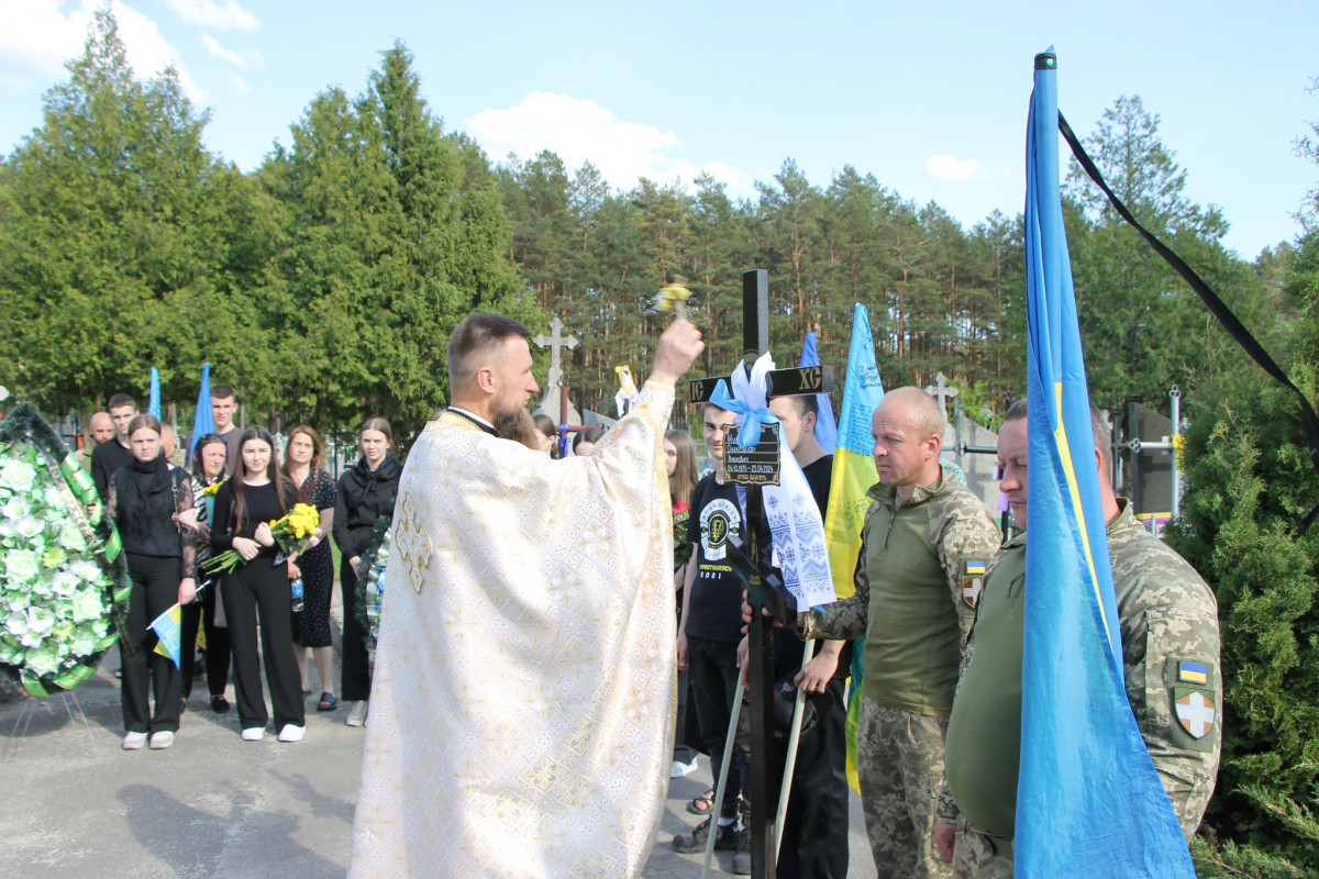 Дві донечки ніколи більше не побачать татка: напередодні Великодня на Волині попрощались з Героєм Олександром Муковським