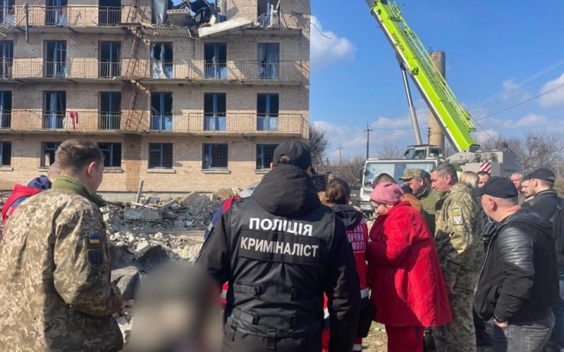 На Київщині дрон влучив у гуртожиток: четверо загиблих, під завалами є люди