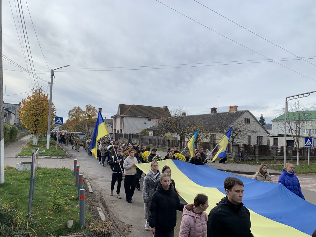 Осиротіла донечка: на Волині в останню путь провели 42-річного Героя Петра Оверчука