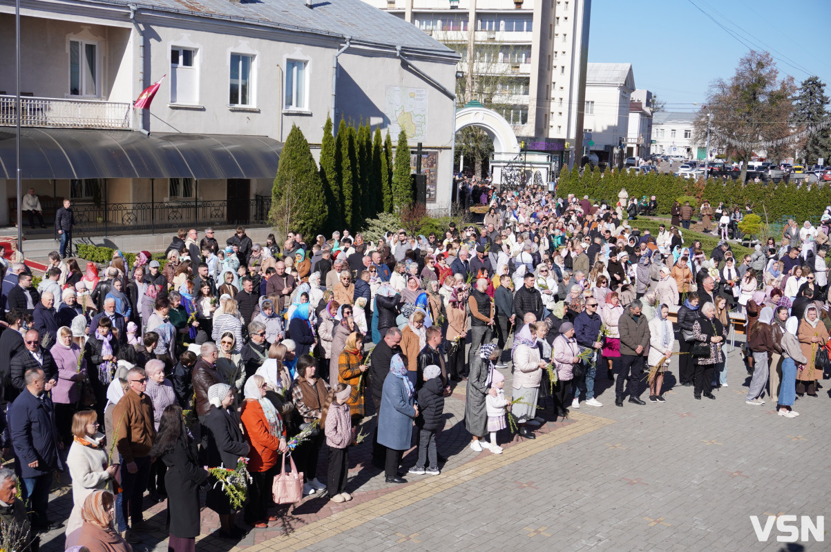 Сотні вірян прийшли освячувати вербу у головний собор Луцька. Фоторепортаж