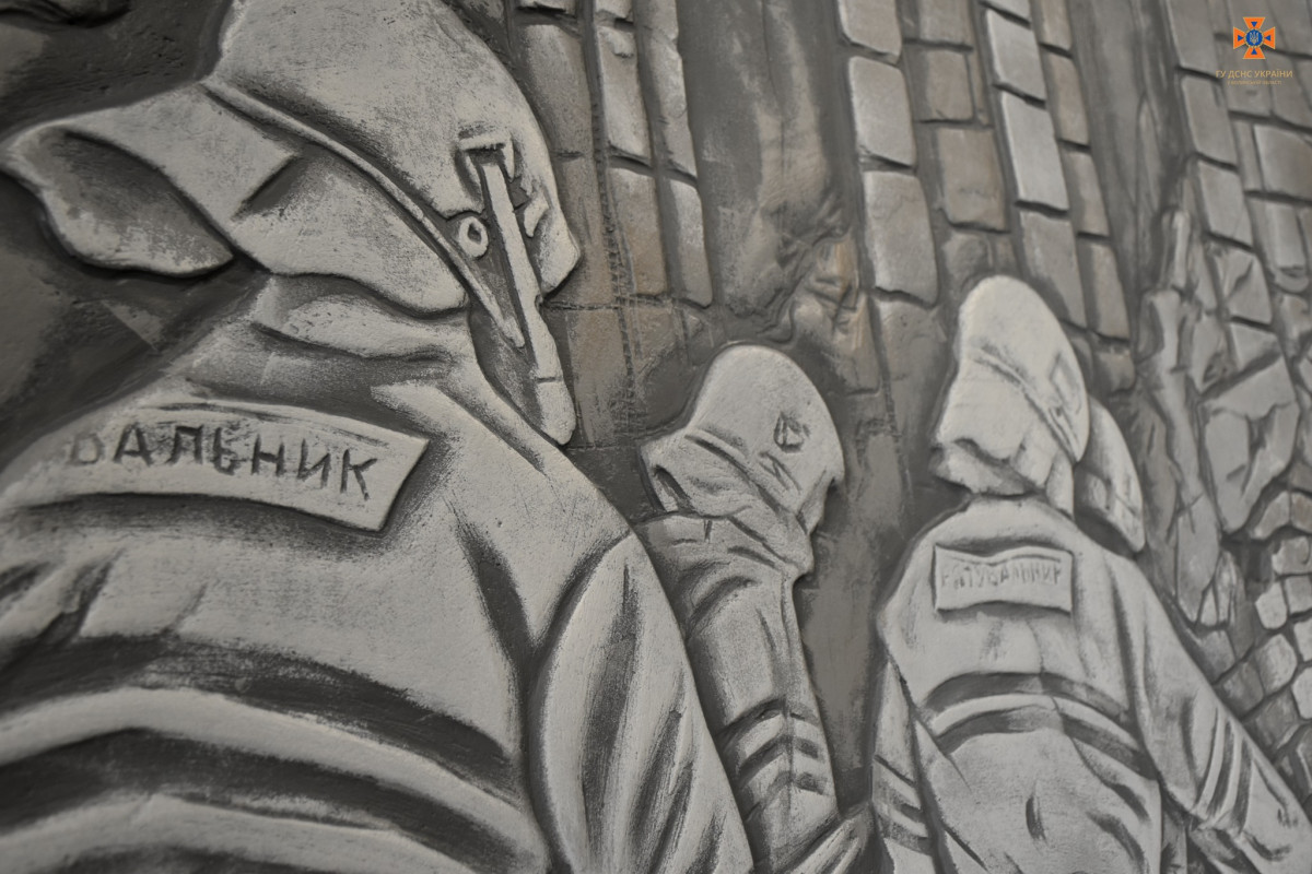 «Герої без зброї»: у Луцьку ветеран-рятувальник створив монументальне панно