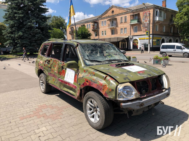 Збирають кошти на нове: у місті на Волині поставили авто, яке потрапило під обстріл