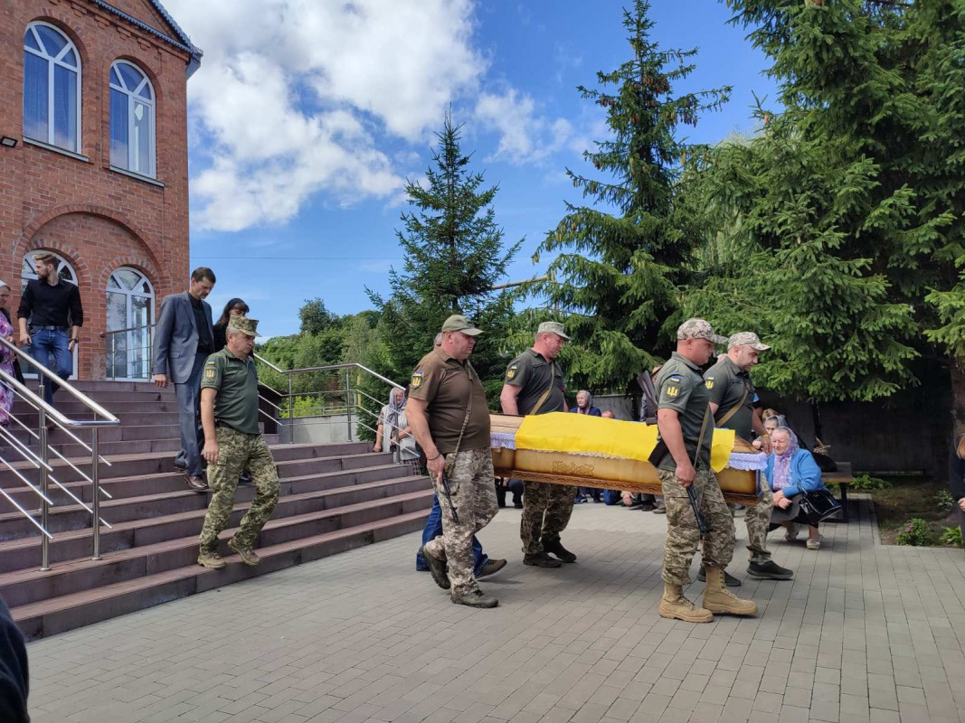 Воював у самому пеклі війни: у Луцькому районі попрощалися із молодим Героєм Олександром Назаруком