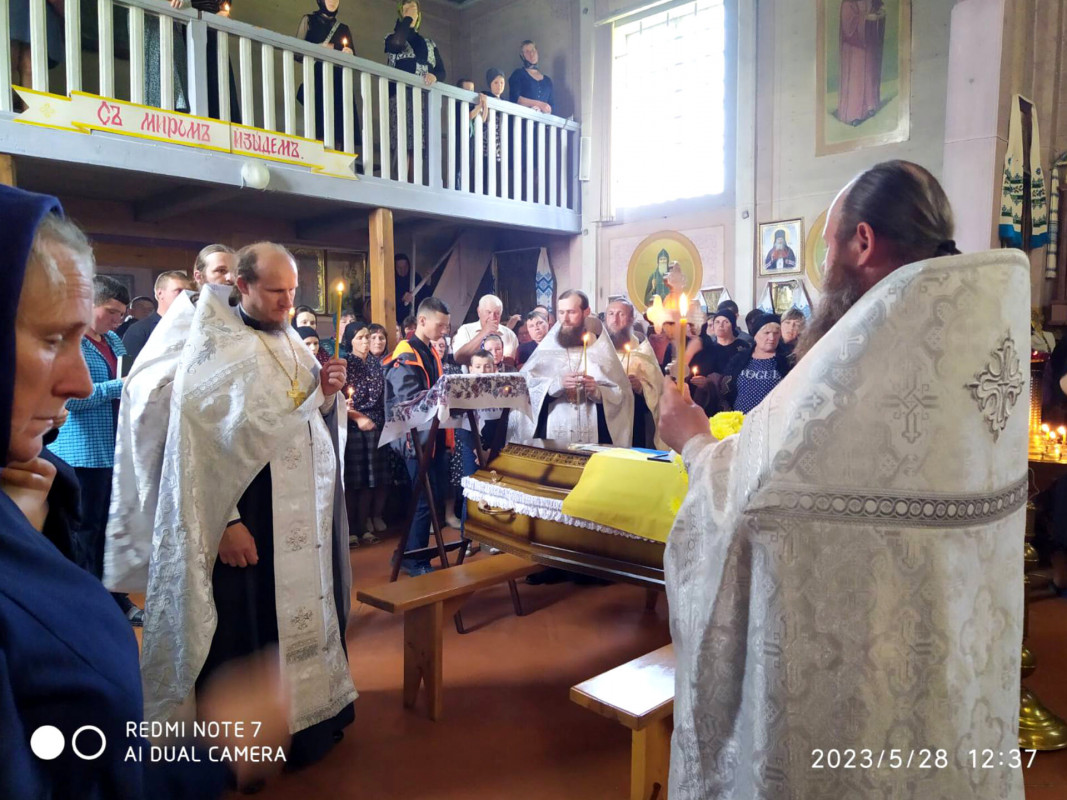 Сиротами залишилися троє донечок: на Волині сотні людей прийшли попрощатися із Героєм Миколою Гапонюком