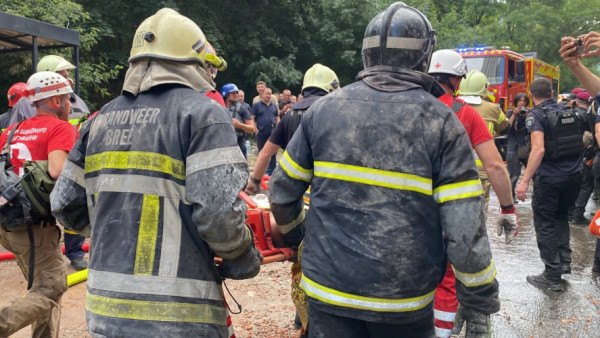 Рятувальники дістали з-під завалів у Києві постраждалу маму семирічної дівчинки
