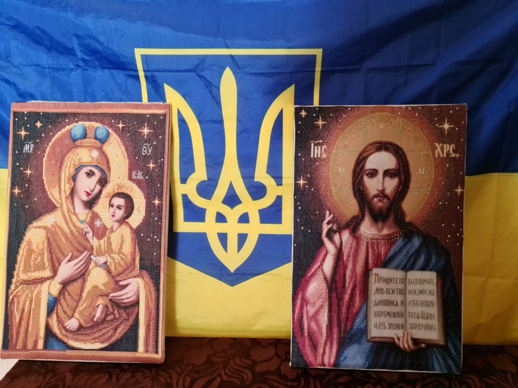 Мону Лізу вишив на нічній зміні: працівник АЗС із Волині здивував виставкою шедеврів