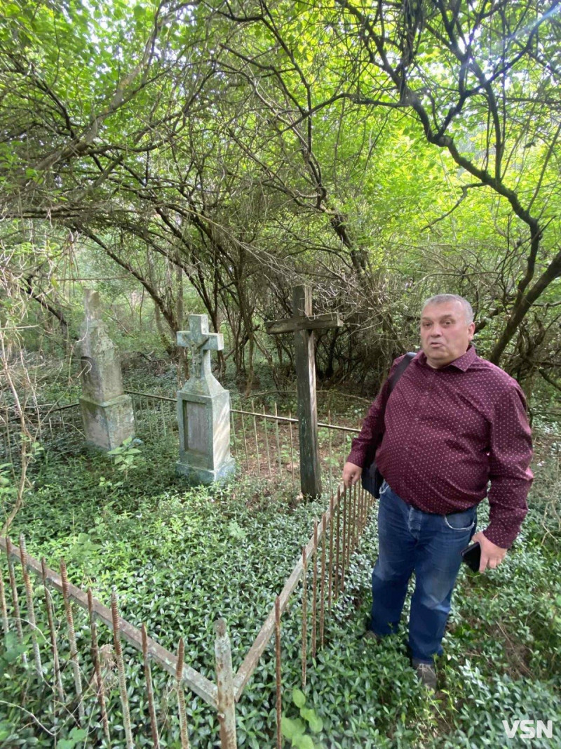 Цвинтар, який поглинає ліс або забуте католицьке кладовище у Коритниці, якому майже триста років