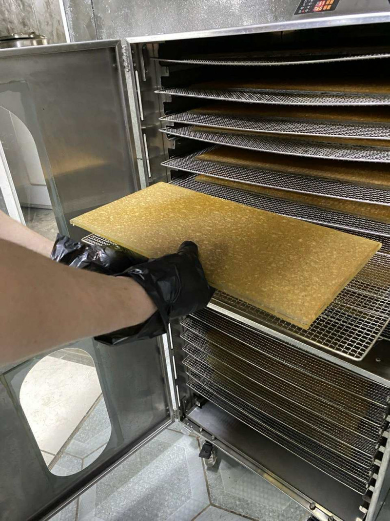 Зі згорілого приміщення до власного цеху: подружжя з Волині виготовляє натуральну пастилу, яку продають у магазинах громади