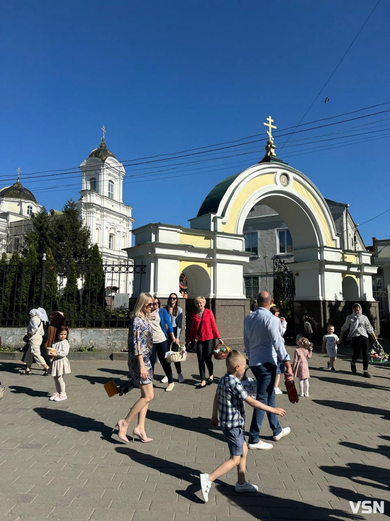 У центрі Луцька - велика черга з охочих освятити великодні кошики. Фото