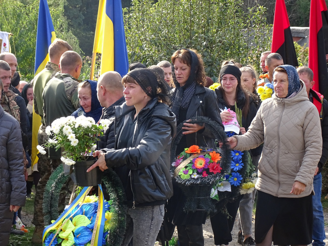 16 місяців чекали на тіло Героя: на Волині все село прийшло на поховання багатодітного батька Ігора Кузьмюка