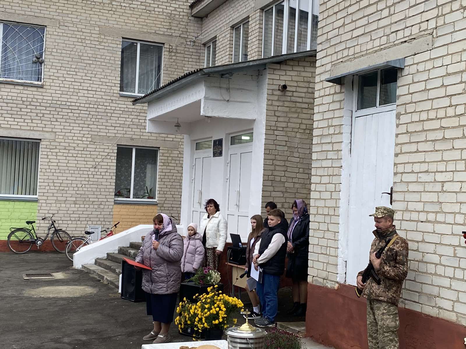 Мама відкрила меморіальну дошку сину-Герою: у громаді на Волині вшанували пам'ять Андрія Давидчука