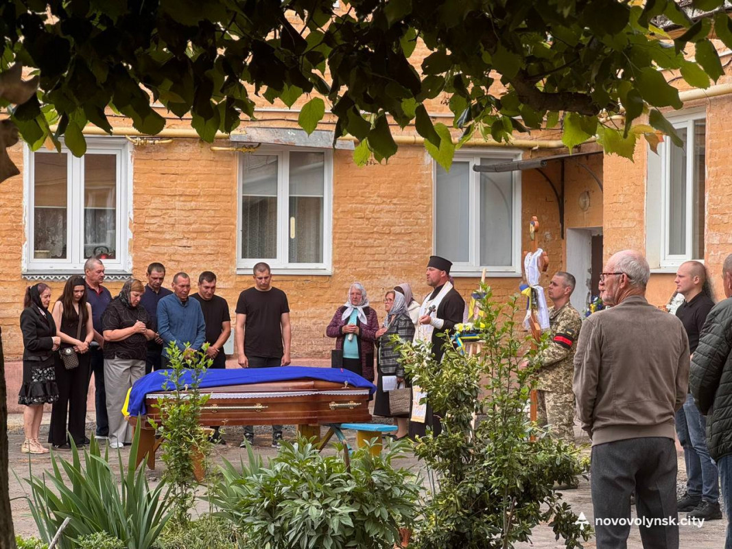 Громада у жалобі: на Волині попрощалися з двома полеглими воїнами - Віталієм Ткачовим і Максимом Медведчуком