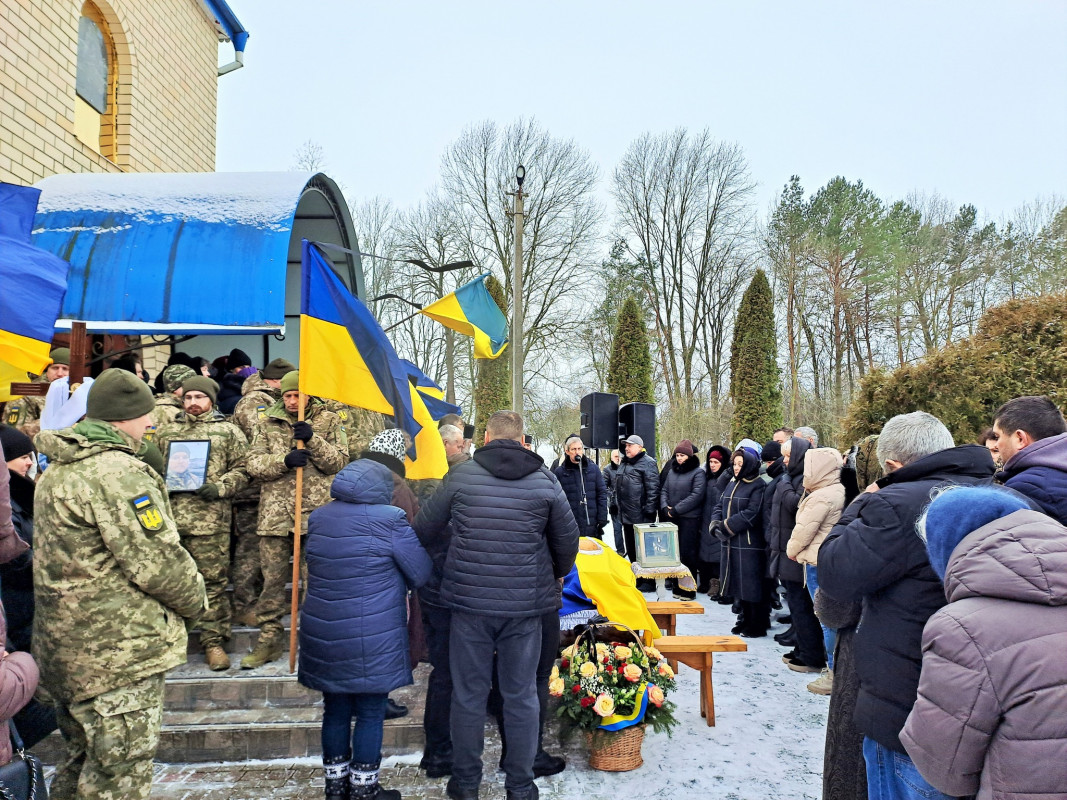 Зійшлося усе село: на Волині попрощалися з молодим Героєм Ігорем Тимоніком