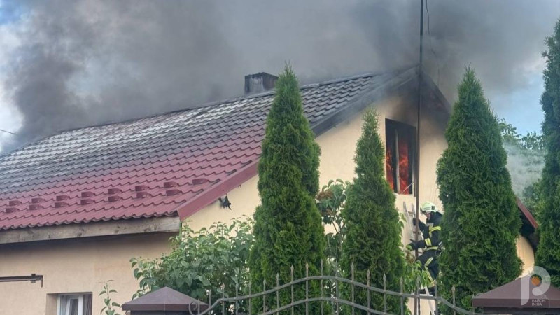 Густий чорний дим і полум’я з вікна горища: на Волині горів житловий будинок