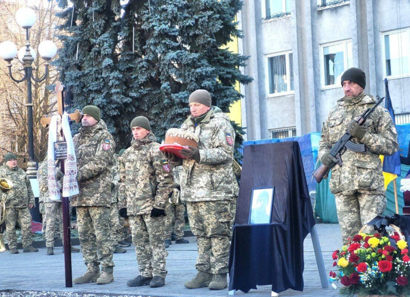 Сумне Різдво: на Волині в останню земну дорогу провели 32-річного воїна Володимира Бичика