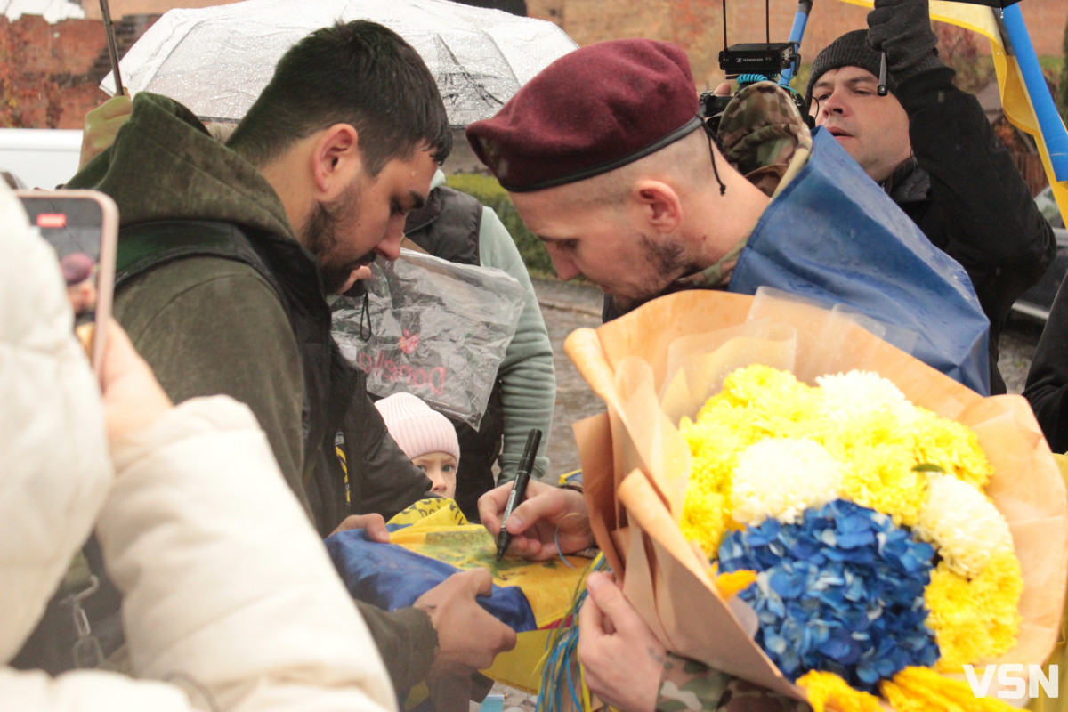 Після трьох років полону у Луцьку зустріли захисника Віталія Глєбова